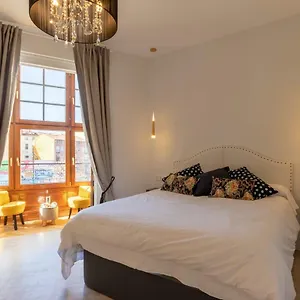 Acogedor, De Diseno Moderno En Zona Antigua Apartment